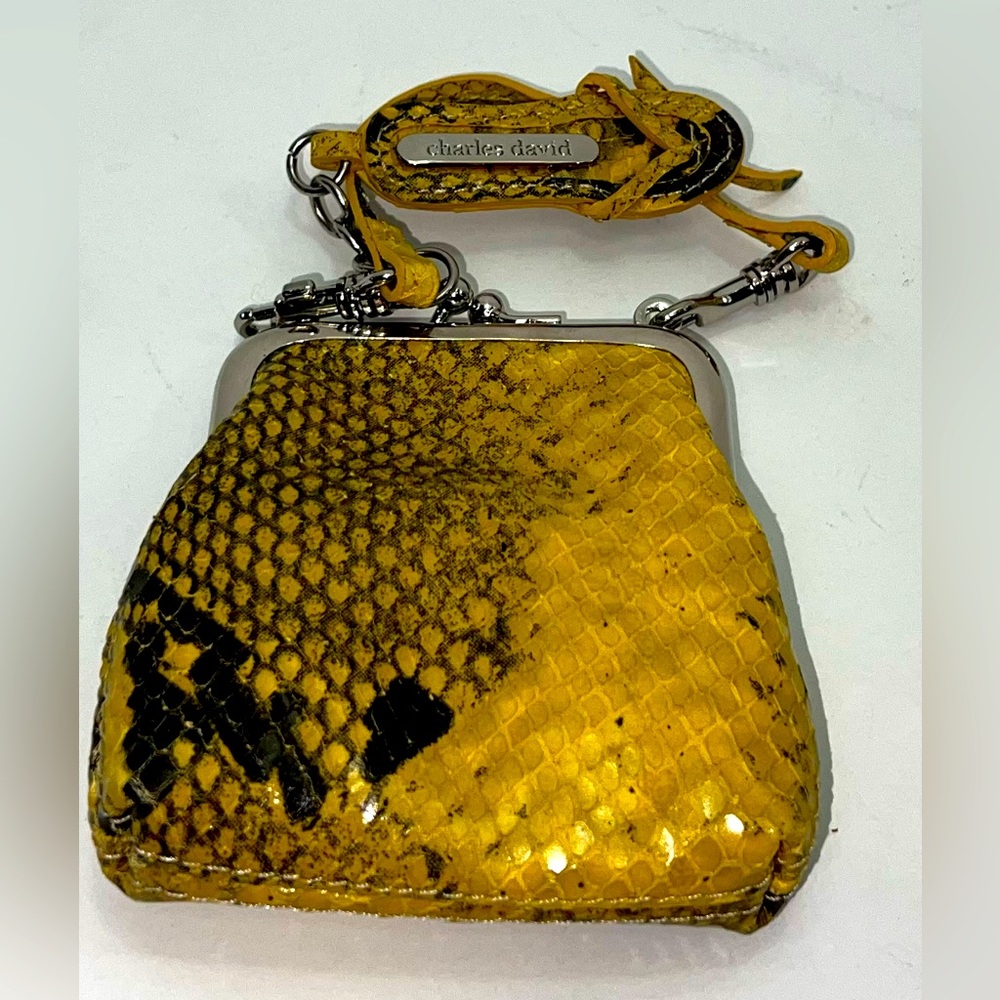 Beautiful crocodile flaut text with a yellow coat Charles David wallet